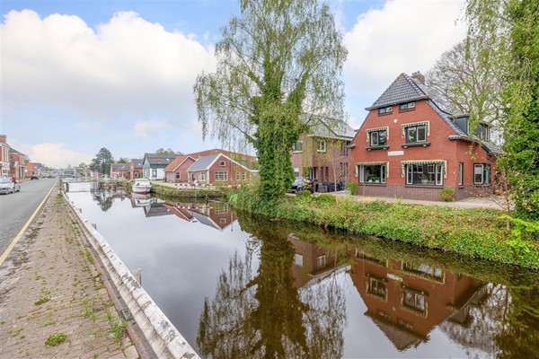 Te koop: Heerlijke sfeervolle woning met veel woonruimte en een fijne tuin grenzend aan het water!